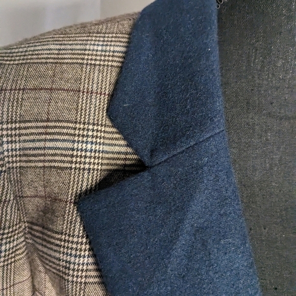 Daniel Cremieux Plaid Blazer with Navy Accents - Picture 5 of 12